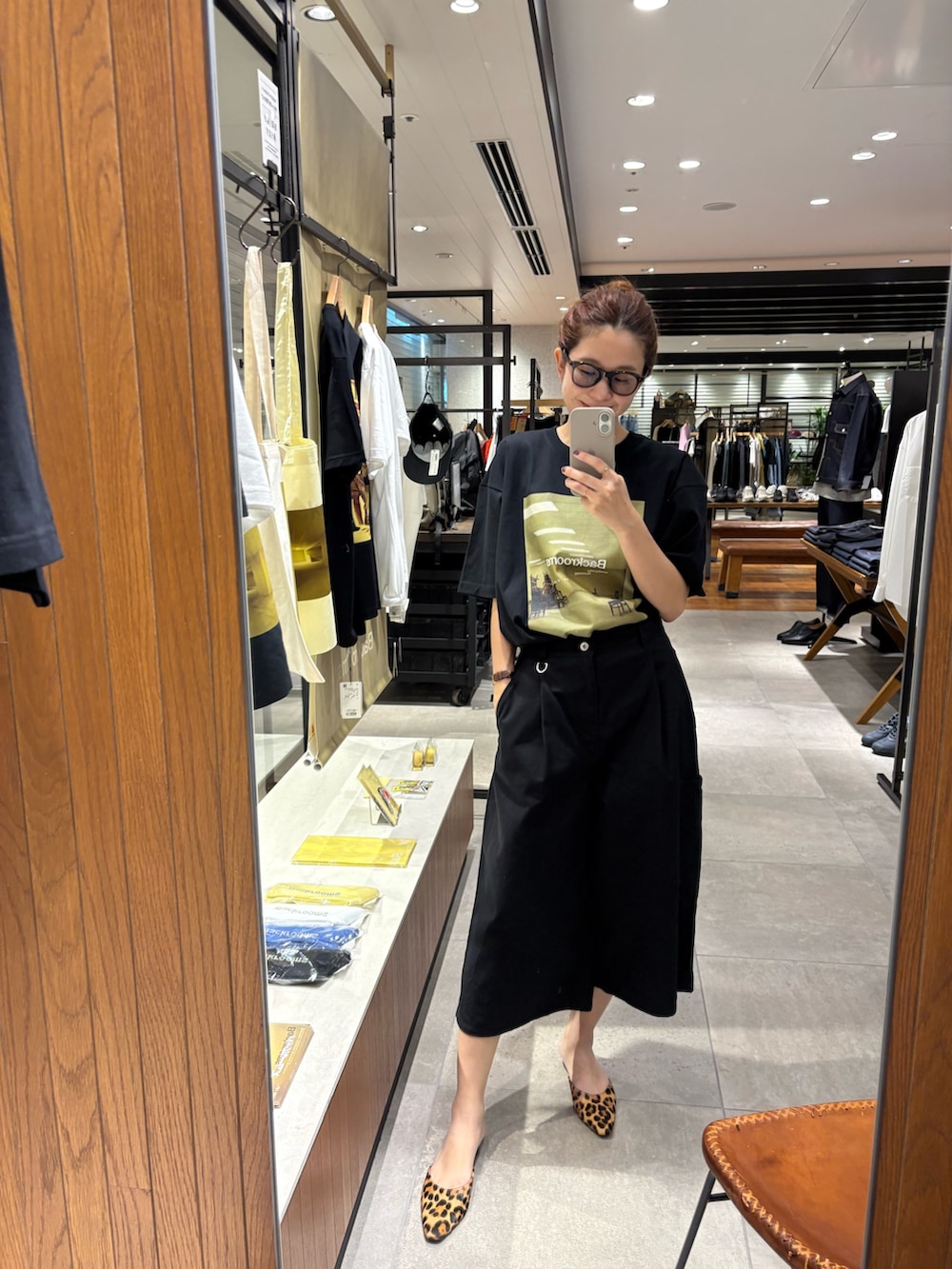 ブラック系のTシャツ/カットソー、ブラック系のその他パンツ、ブラック系のローファーを着用したレディースの秋コーディネートの6枚目の写真