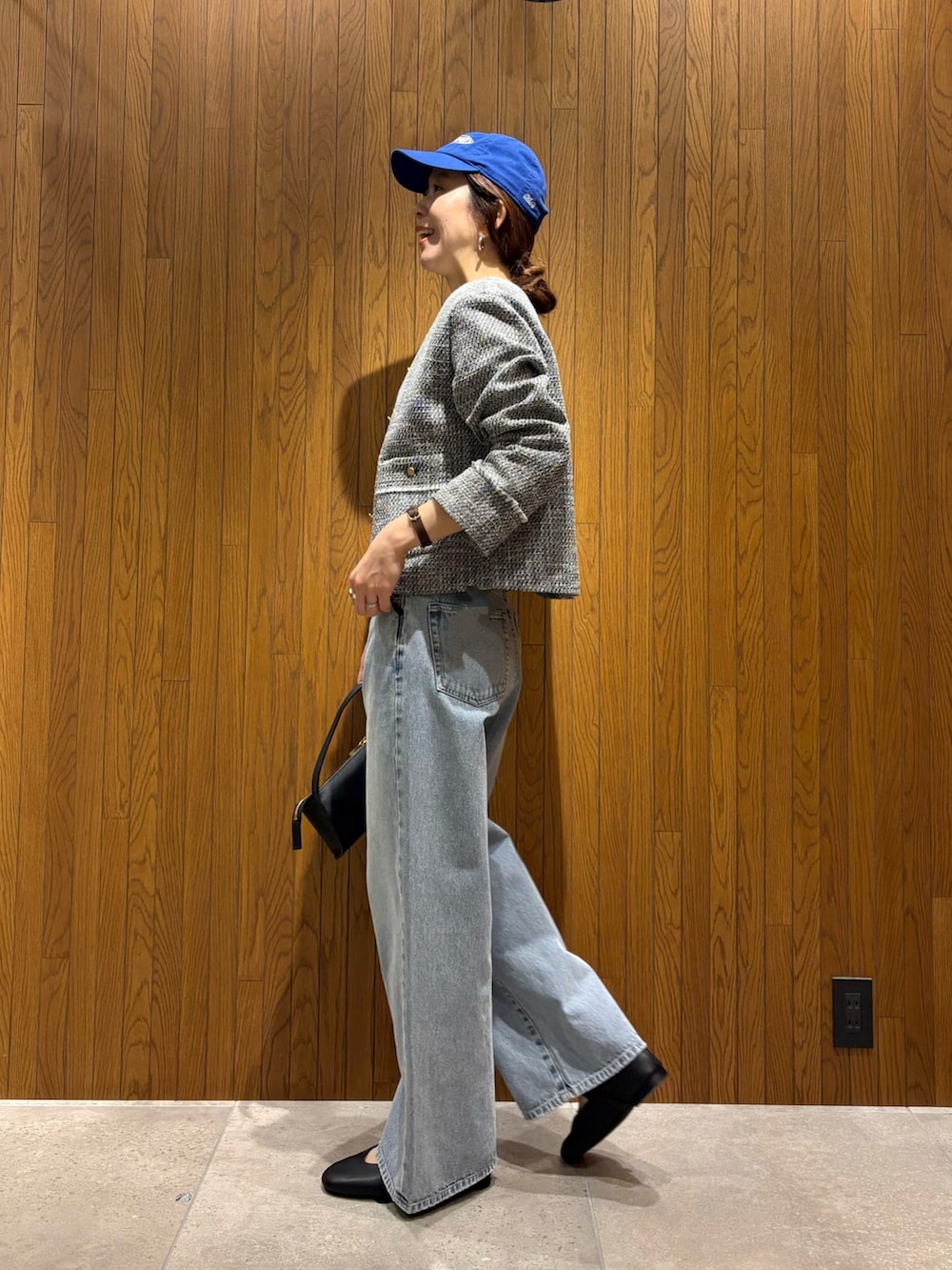 ブラック系のバレエシューズ、グレー系のデニムパンツ、ブラック系のハンドバッグを着用したレディースの冬コーディネートの3枚目の写真