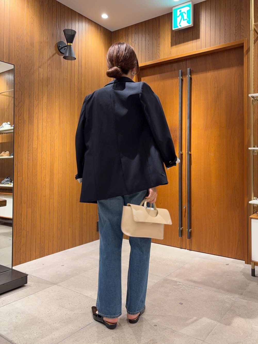 ブルー系のその他アウター、ピンク系のカーディガン/ボレロ、ホワイト系のTシャツ/カットソーを着用したレディースの冬コーディネートの2枚目の写真