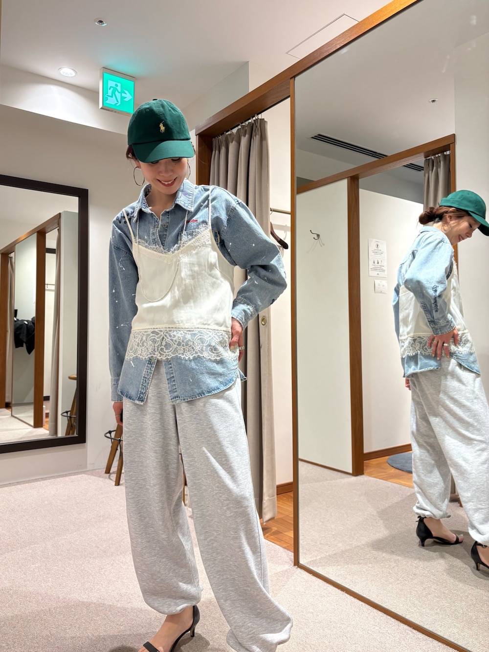 ブラック系のその他アウター、ブルー系のシャツ/ブラウス、グレー系のスウェットパンツを着用したレディースの春コーディネートの8枚目の写真