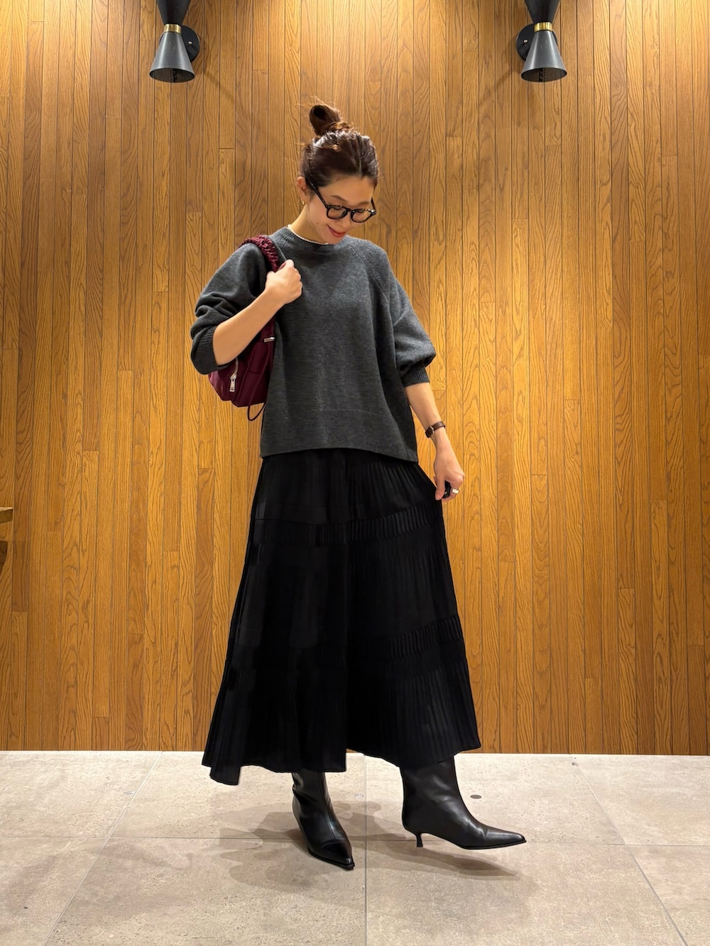 ブラック系のブーツ、グレー系のニット/セーター、グレー系のニット/セーターを着用したレディースの秋コーディネートの2枚目の写真