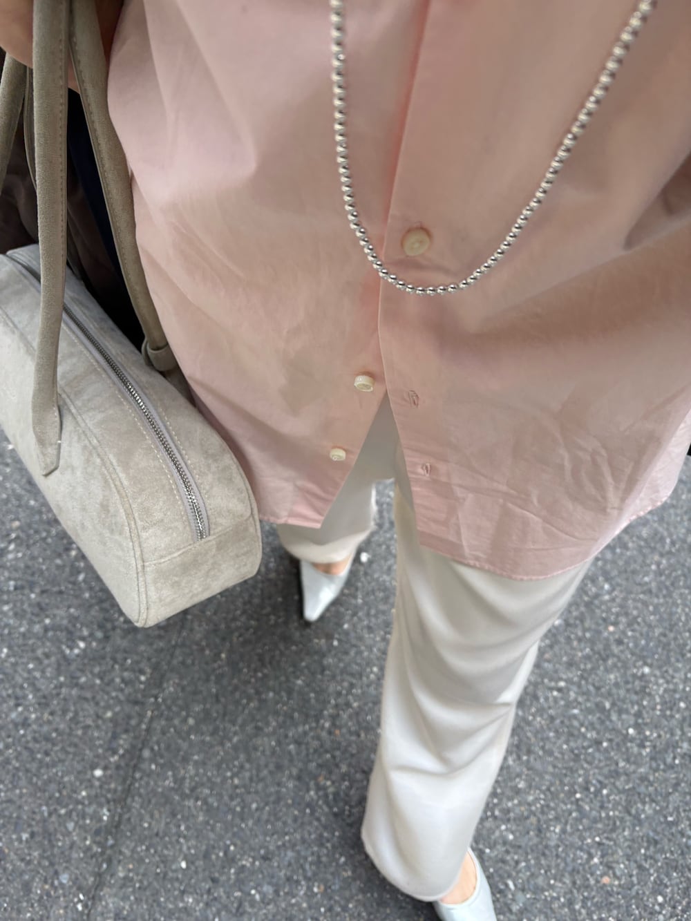 ブルー系のトレンチコート、ホワイト系のその他パンツ、ピンク系のシャツ/ブラウスを着用したレディースの冬コーディネートの5枚目の写真