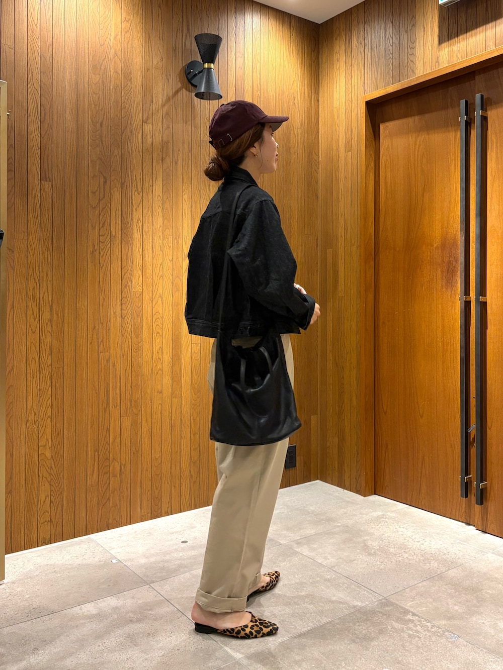 ホワイト系のTシャツ/カットソー、ベージュ系のチノパンツ、ブラック系のショルダーバッグを着用したレディースの秋コーディネートの3枚目の写真