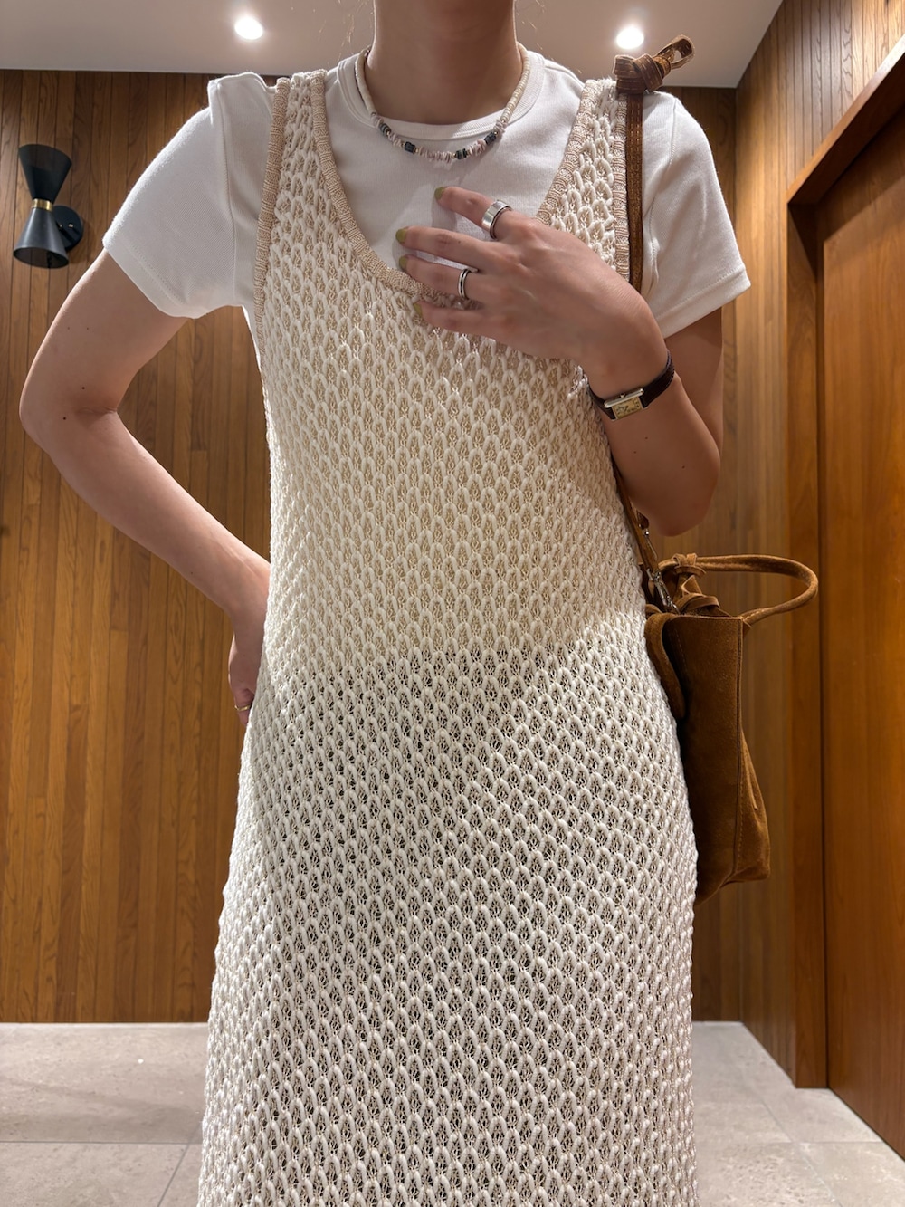 ホワイト系のチュニック、ベージュ系のその他パンツ、ホワイト系のTシャツ/カットソーを着用したレディースの夏コーディネートの7枚目の写真