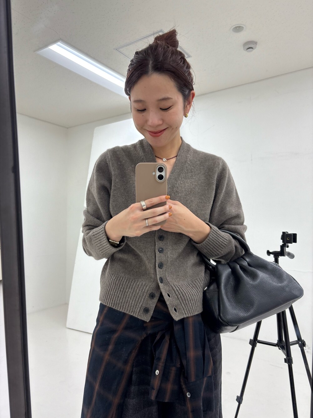 ホワイト系のシャツ/ブラウス、ブラック系のデニムパンツ、ブラック系のハンドバッグを着用したレディースの秋コーディネートの6枚目の写真