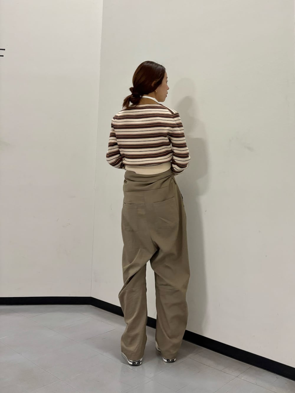 その他のニット/セーター、ホワイト系のスニーカーを着用したレディースの冬コーディネートの3枚目の写真