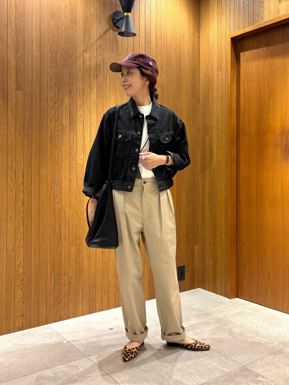 ホワイト系のTシャツ/カットソー、ベージュ系のチノパンツ、ブラック系のショルダーバッグを着用したレディースの秋コーディネートの7枚目の写真