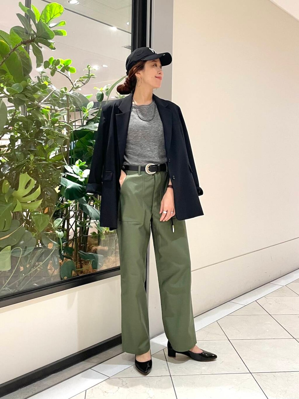 ブラック系のパンプス、ブラック系のその他アウター、グレー系のニット/セーターを着用したレディースの秋コーディネートの2枚目の写真