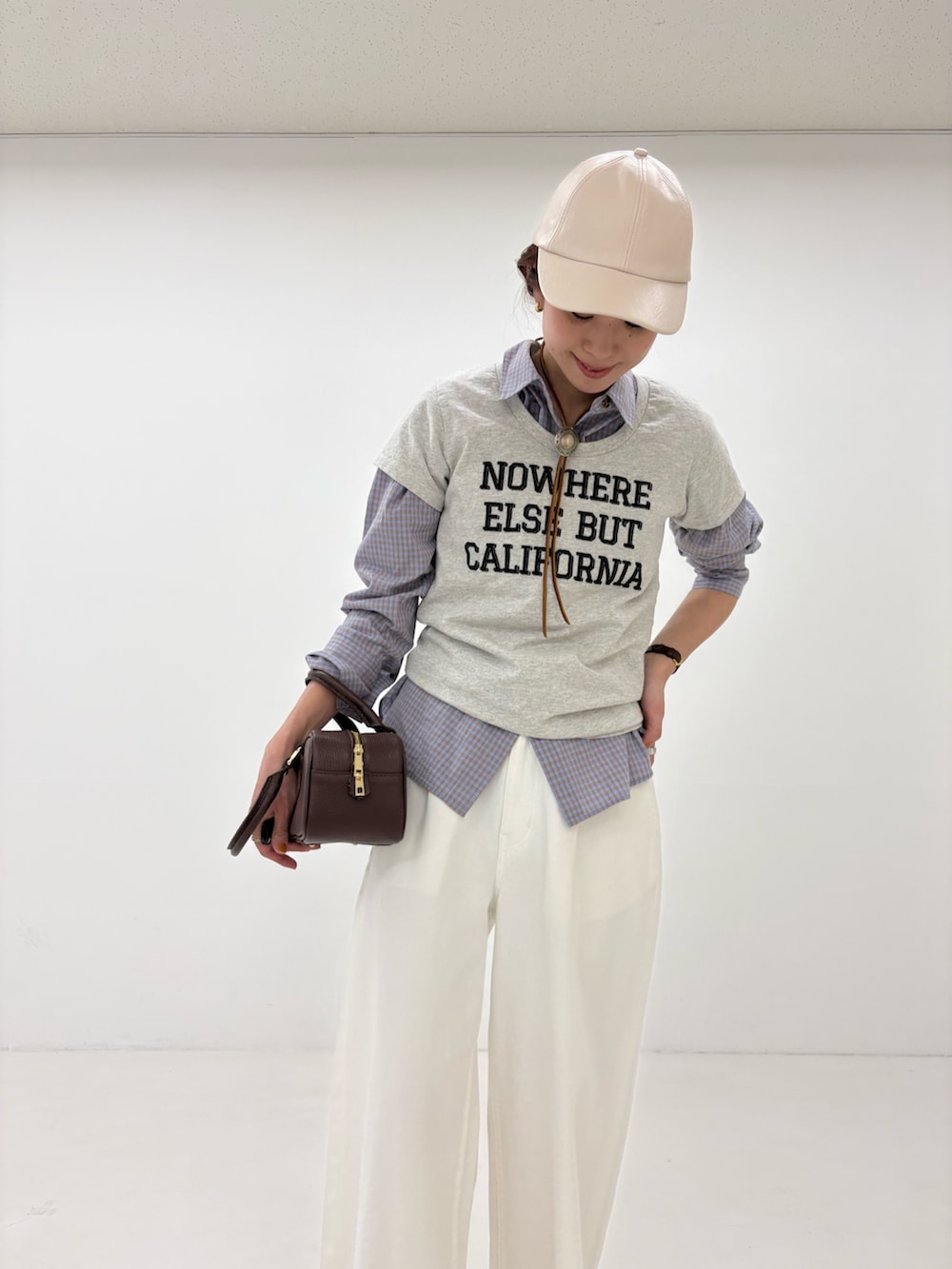 ベージュ系のその他アウター、ブルー系のシャツ/ブラウス、ホワイト系のデニムパンツを着用したレディースの春コーディネートの7枚目の写真