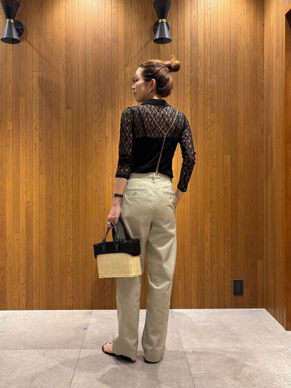 ブラック系のサンダル、ブラック系のシャツ/ブラウス、ゴールド系のネックレスを着用したレディースの夏コーディネートの4枚目の写真