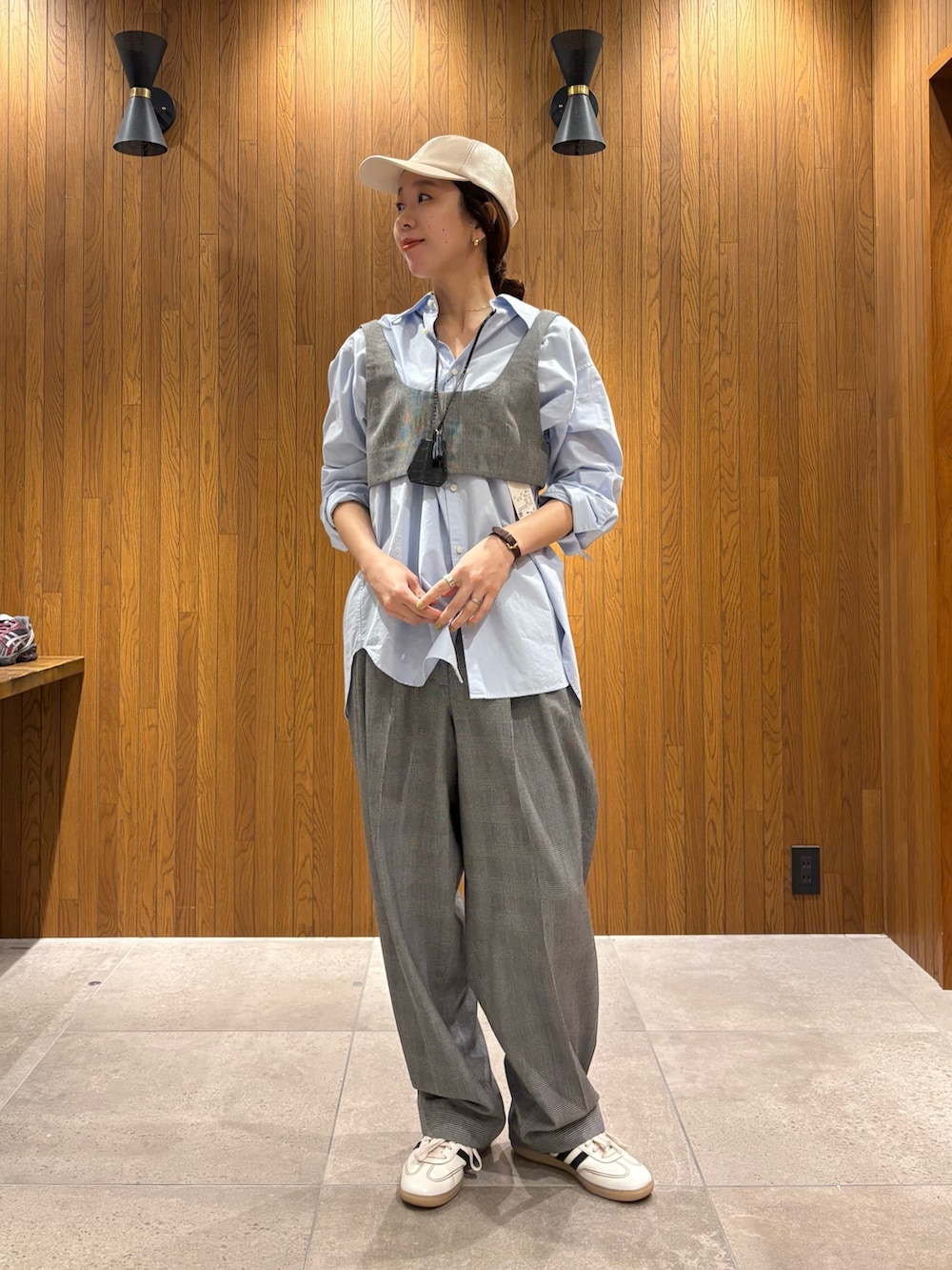 ホワイト系のスニーカー、ブルー系のシャツ/ブラウス、ベージュ系のトレンチコートを着用したレディースの春コーディネートの5枚目の写真