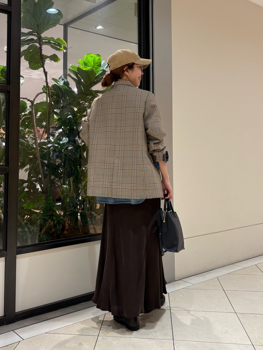 ブラウン系のその他アウター、ブルー系のシャツ/ブラウス、ブラウン系のスカートを着用したレディースの秋コーディネートの3枚目の写真