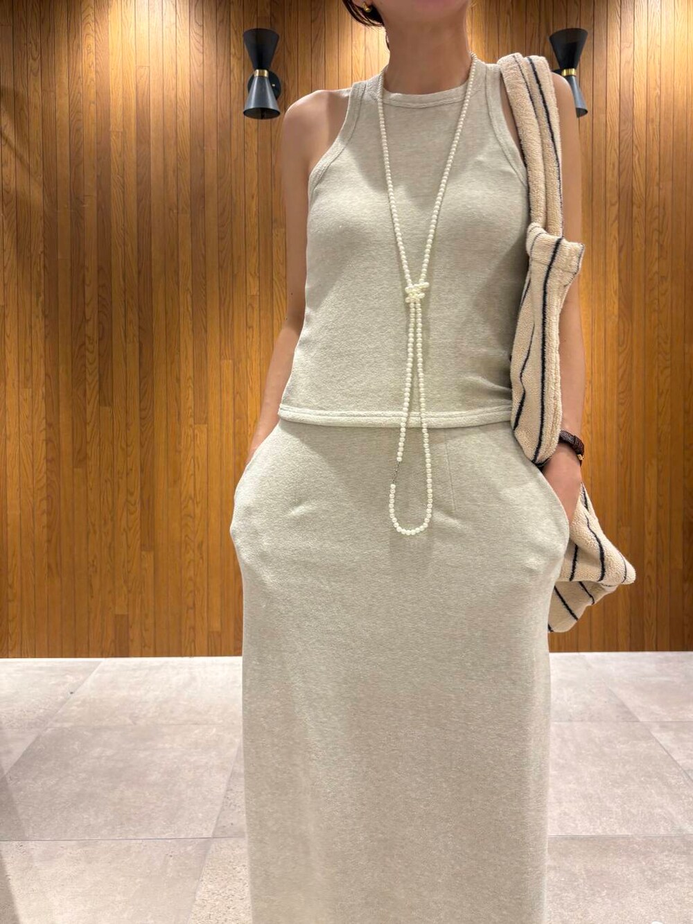 ゴールド系のサンダルを着用したレディースの夏コーディネートの7枚目の写真