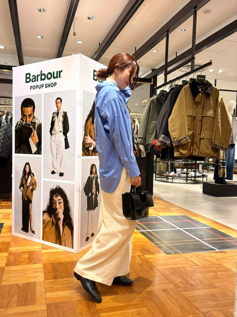 ブルー系のシャツ/ブラウス、ホワイト系のニット/セーター、ホワイト系のその他パンツを着用したレディースの秋コーディネートの3枚目の写真