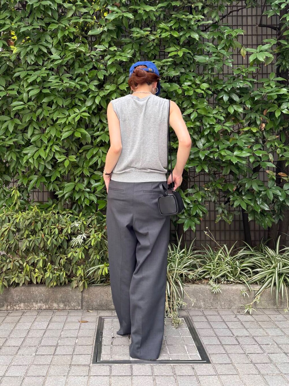 ブラック系のサンダル、グレー系のその他パンツ、ブラック系のショルダーバッグを着用したレディースの夏コーディネートの5枚目の写真