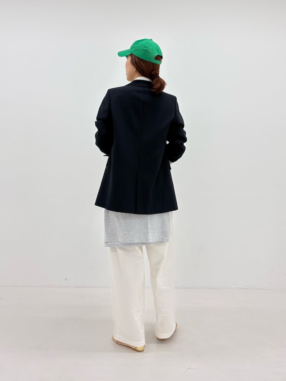 ブルー系のその他アウター、ベージュ系のシャツ/ブラウス、グレー系のTシャツ/カットソーを着用したレディースの春コーディネートの4枚目の写真