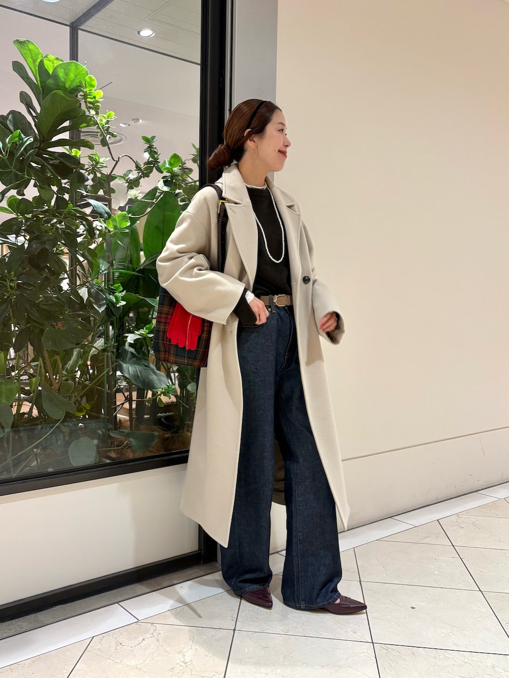 ブラウン系のニット/セーター、ブルー系のデニムパンツ、レッド系のパンプスを着用したレディースの秋コーディネートの2枚目の写真