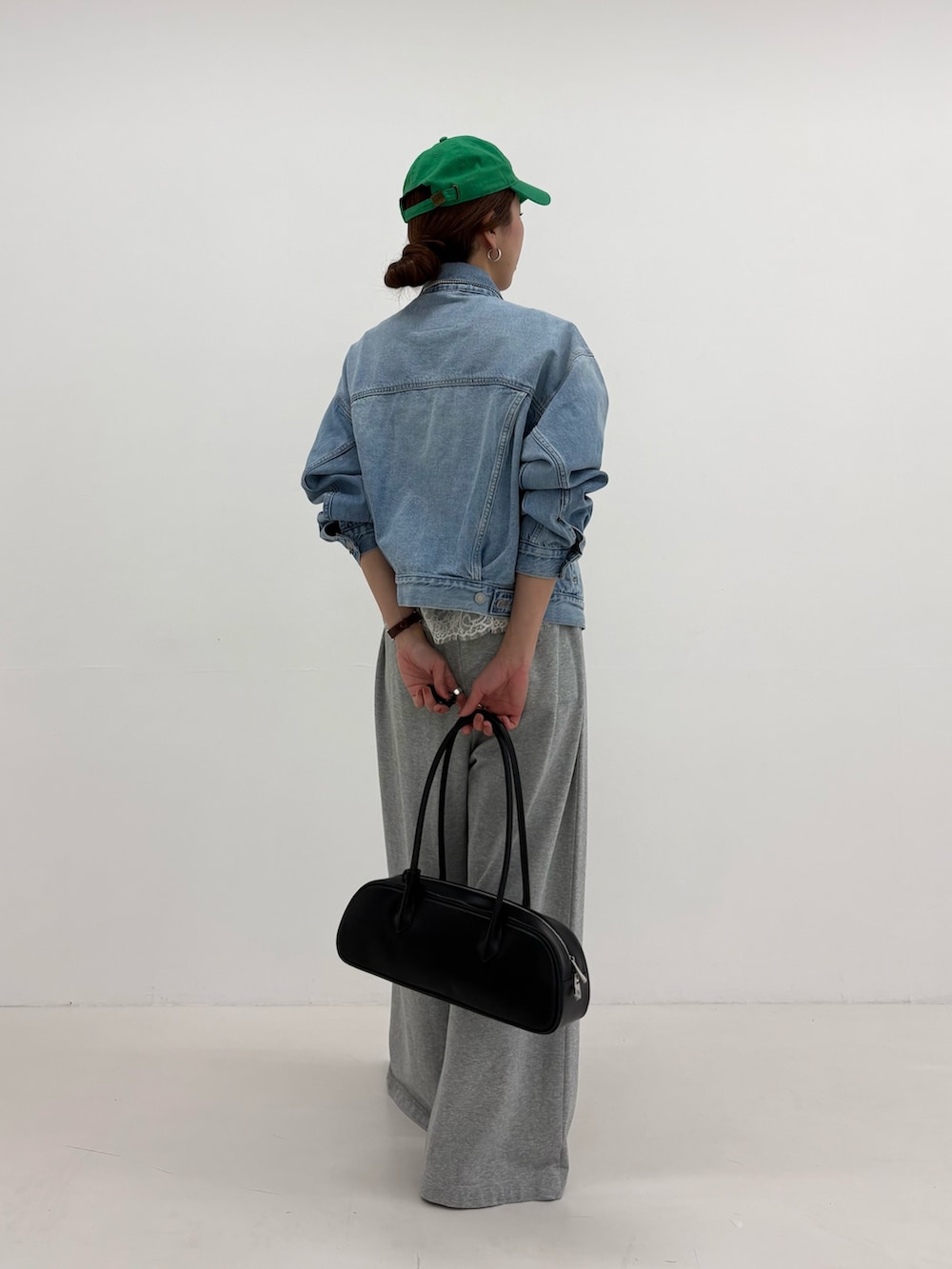 グレー系のその他パンツ、ホワイト系のキャミソール、ブルー系のデニムジャケットを着用したレディースの冬コーディネートの4枚目の写真