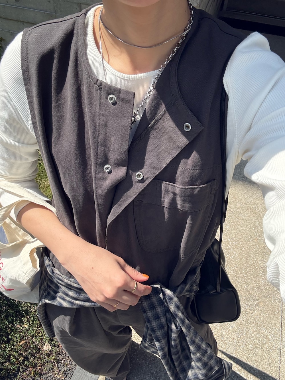 グレー系のその他パンツ、ブラック系のショルダーバッグ、ブルー系のシャツ/ブラウスを着用したレディースの春コーディネートの4枚目の写真