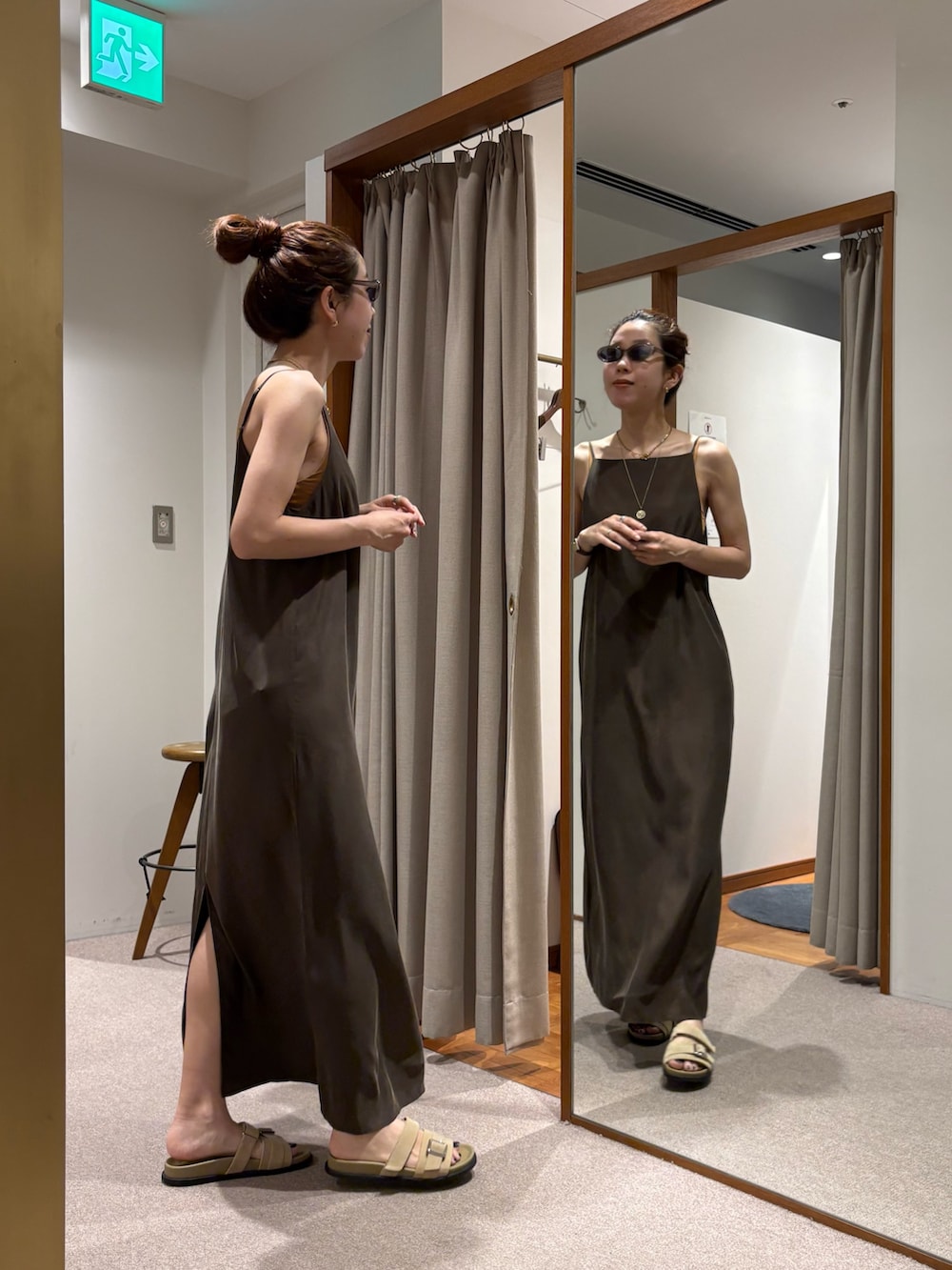 ブラウン系のワンピース、ブラウン系のシャツ/ブラウス、ベージュ系のサンダルを着用したレディースの夏コーディネートの5枚目の写真