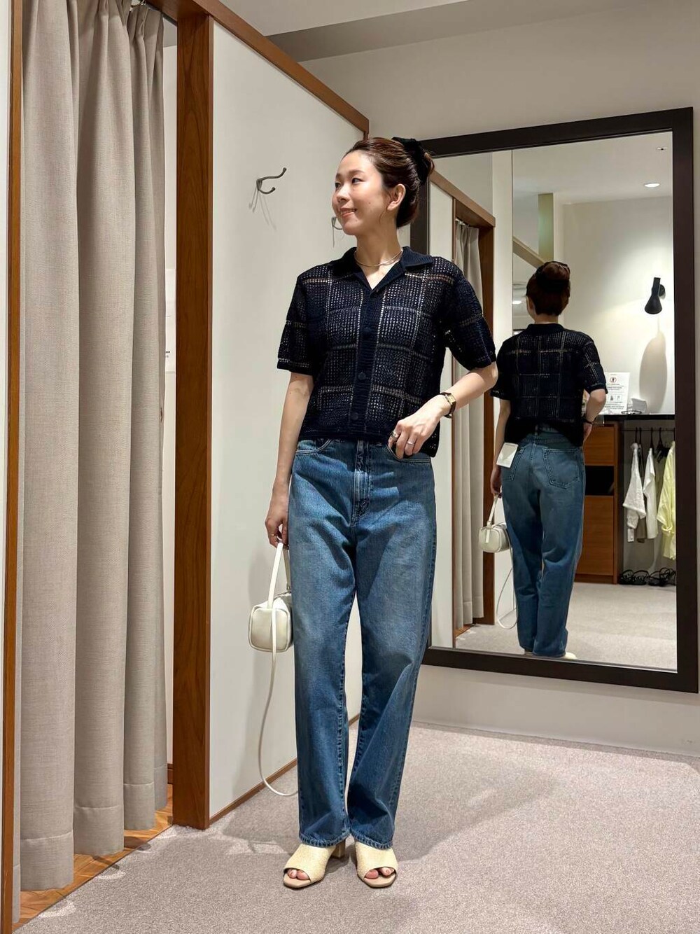 ベージュ系のサンダル、ホワイト系のショルダーバッグ、ブルー系のシャツ/ブラウスを着用したレディースの夏コーディネートの2枚目の写真