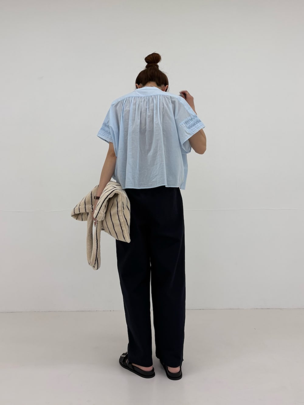 ブルー系のシャツ/ブラウス、ブルー系のその他パンツ、ブラック系のサンダルを着用したレディースの春コーディネートの4枚目の写真