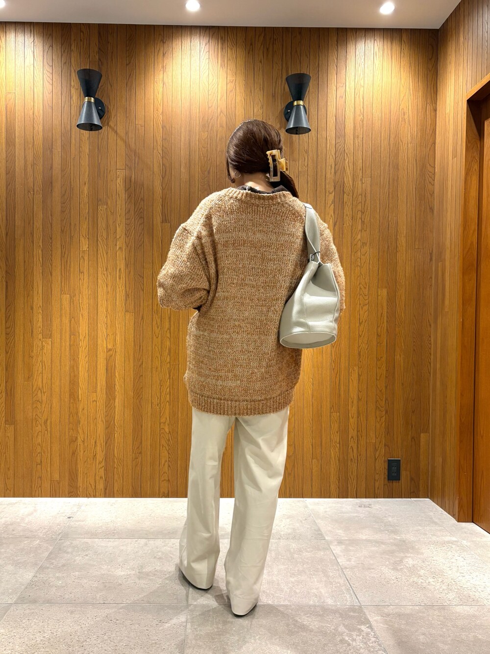 ブラウン系のカーディガン/ボレロ、ホワイト系のその他パンツ、ブラウン系のシャツ/ブラウスを着用したレディースの秋コーディネートの3枚目の写真