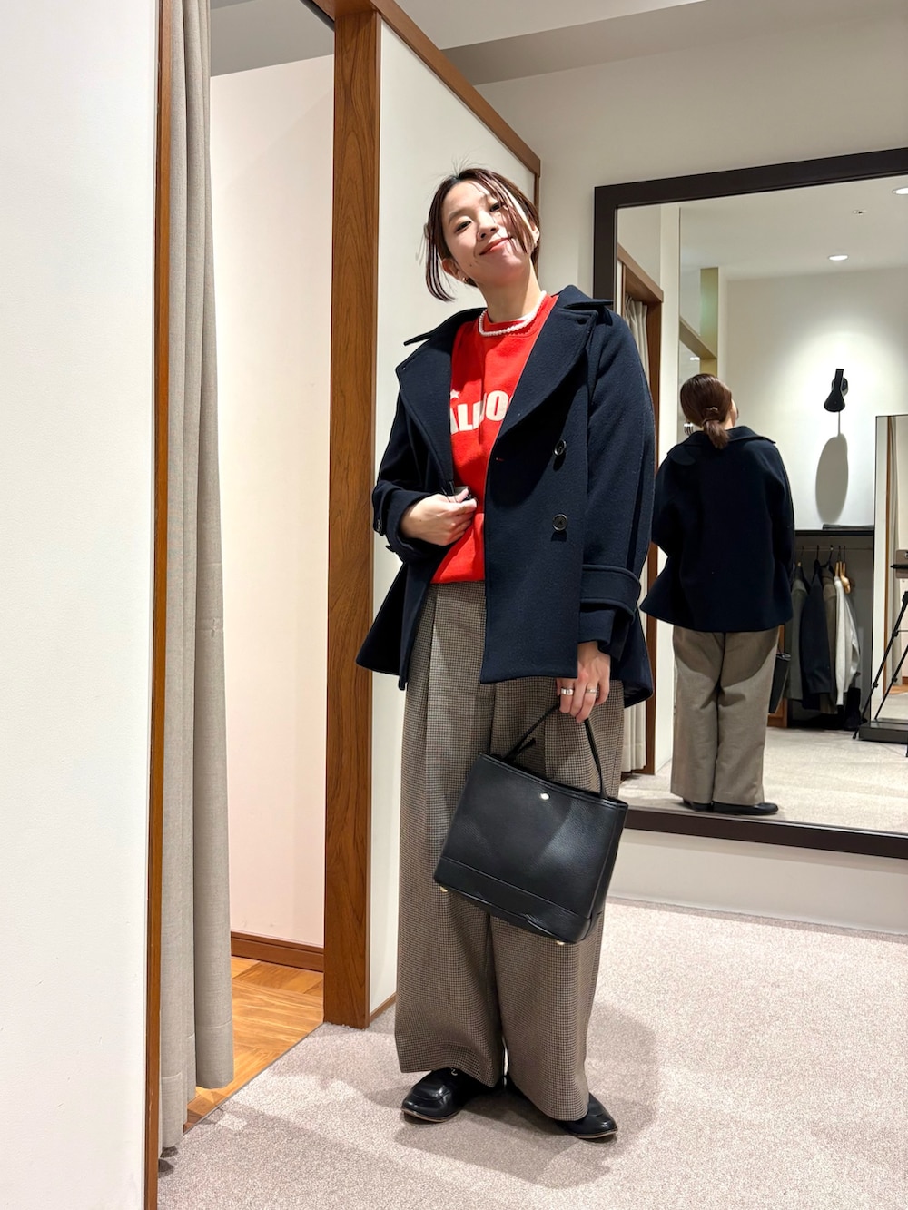 グレー系のピーコート、レッド系のスウェット、イエロー系のその他パンツを着用したレディースの秋コーディネートの5枚目の写真