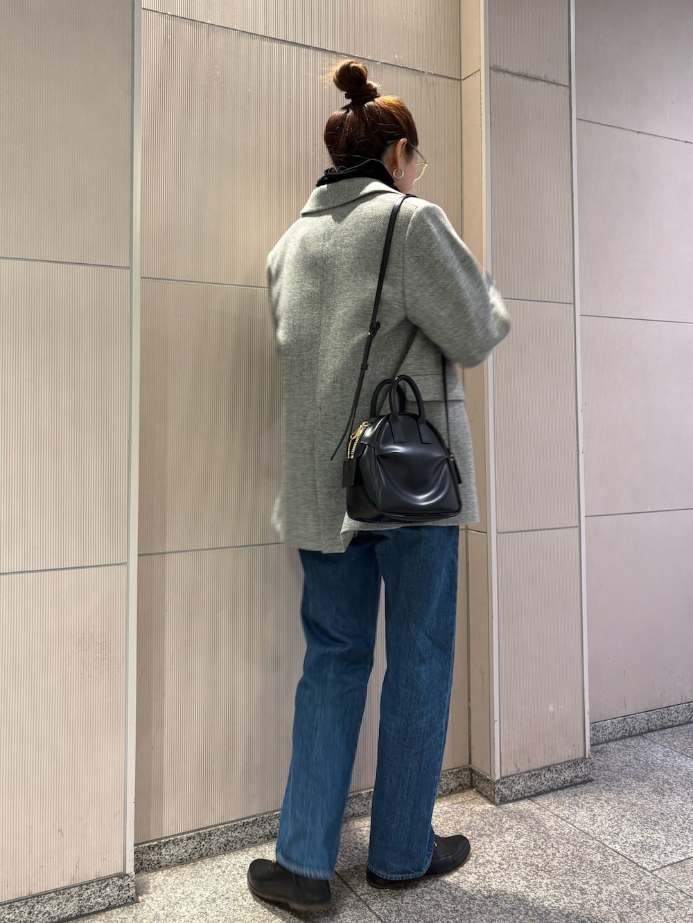 グレー系のその他アウター、ブラック系のブルゾン、ブラック系のショルダーバッグを着用したレディースの冬コーディネートの3枚目の写真