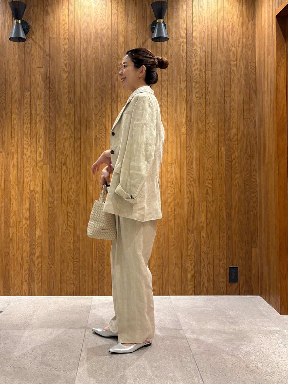 ベージュ系のその他アウター、ベージュ系のその他パンツ、シルバー系のパンプスを着用したレディースの春コーディネートの2枚目の写真