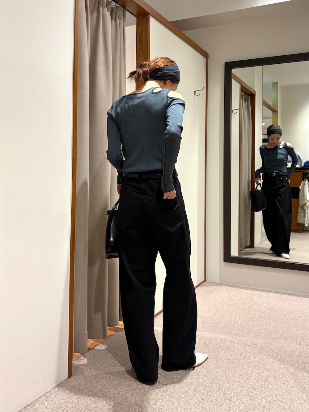 ブラック系のその他パンツ、ブラック系のトートバッグ、ブルー系のTシャツ/カットソーを着用したレディースの秋コーディネートの4枚目の写真