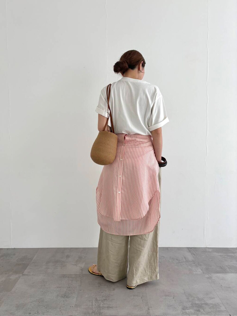 その他のTシャツ/カットソー、ベージュ系のその他パンツ、ゴールド系のサンダルを着用したレディースの春コーディネートの4枚目の写真