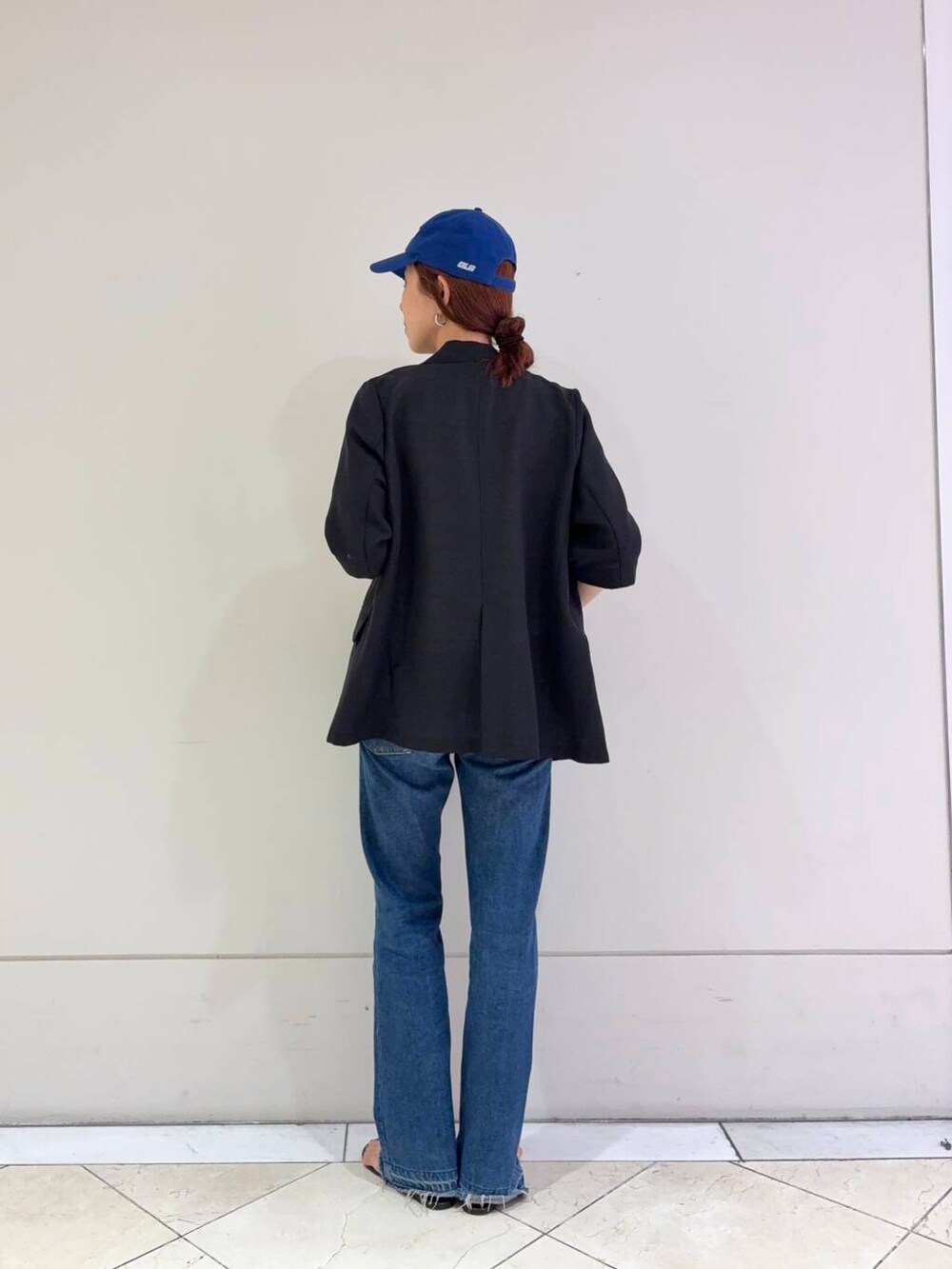 ブラック系のその他アウター、ベージュ系のTシャツ/カットソーを着用したレディースの夏コーディネートの3枚目の写真