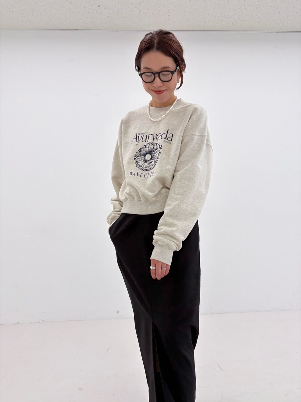 ブラック系のスカート、ブラック系のショルダーバッグ、グリーン系のその他アウターを着用したレディースの秋コーディネートの10枚目の写真