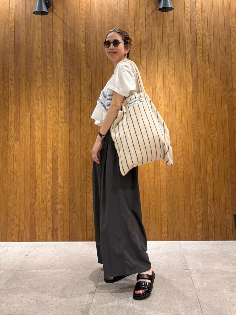 グレー系のその他パンツ、その他のTシャツ/カットソー、ホワイト系のトートバッグを着用したレディースの春コーディネートの2枚目の写真