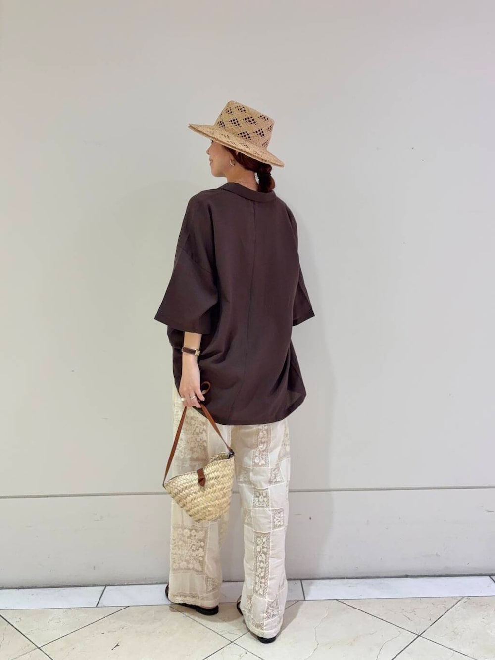 ホワイト系のその他パンツ、ブラウン系のシャツ/ブラウス、ベージュ系のハットを着用したレディースの夏コーディネートの3枚目の写真