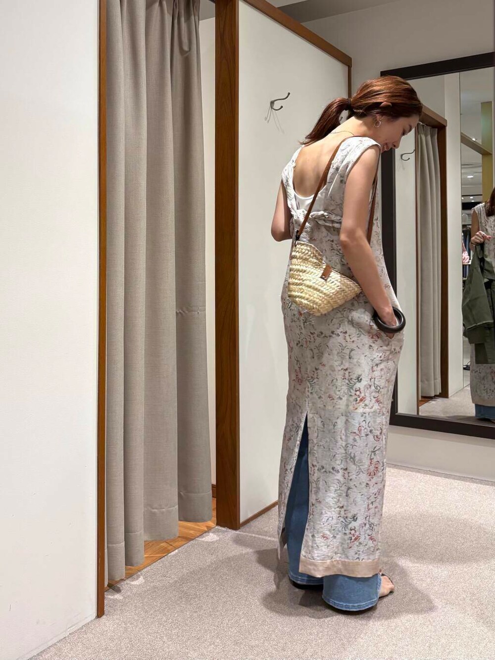 ホワイト系のキャミソール、その他のワンピース、ブルー系のデニムパンツを着用したレディースの夏コーディネートの4枚目の写真