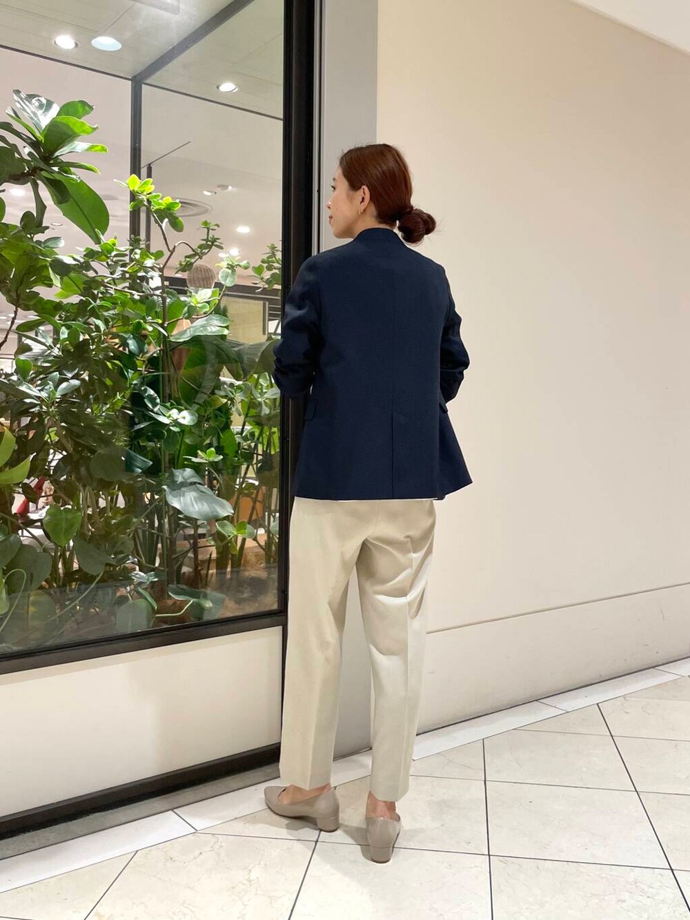 ブラック系のトートバッグ、ベージュ系のパンプス、ホワイト系のシャツ/ブラウスを着用したレディースの冬コーディネートの6枚目の写真