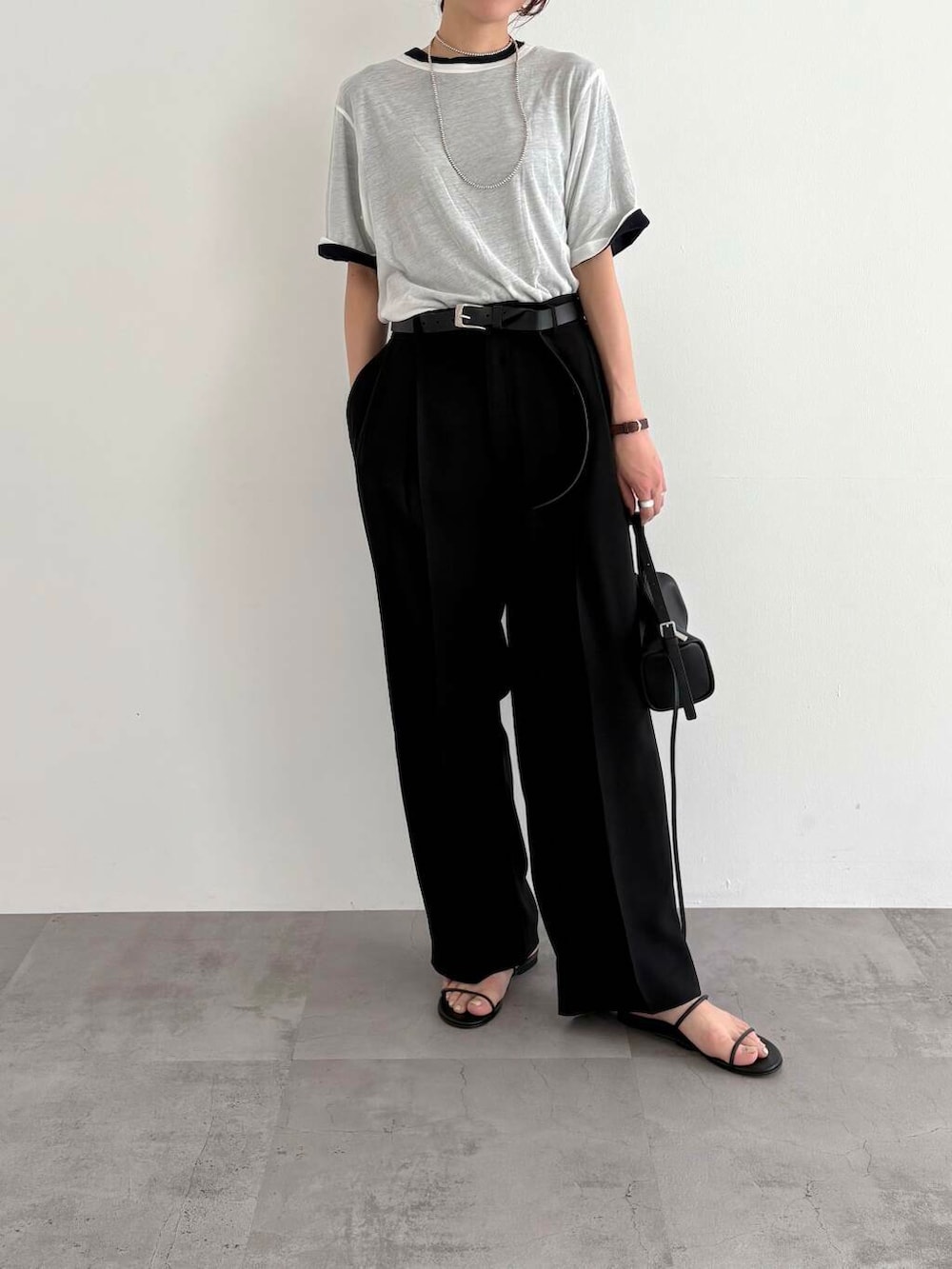 ブラック系のその他パンツ、ホワイト系のTシャツ/カットソー、ブルー系のTシャツ/カットソーを着用したレディースの春コーディネートの2枚目の写真