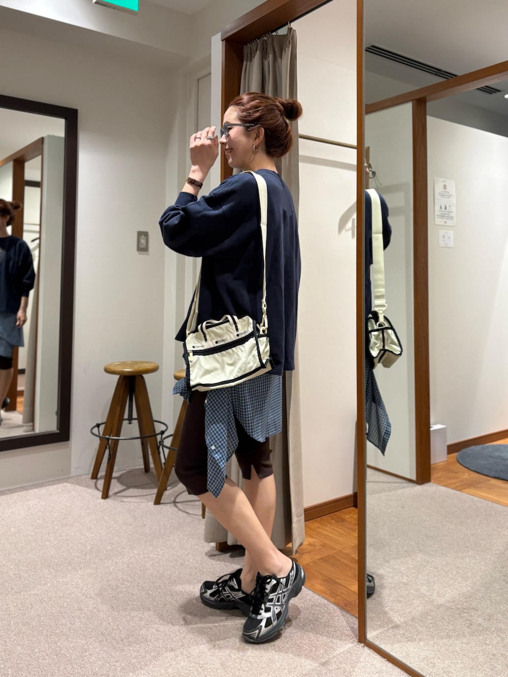 ブルー系のシャツ/ブラウス、ブルー系のスウェット、ベージュ系のショルダーバッグを着用したレディースの夏コーディネートの2枚目の写真