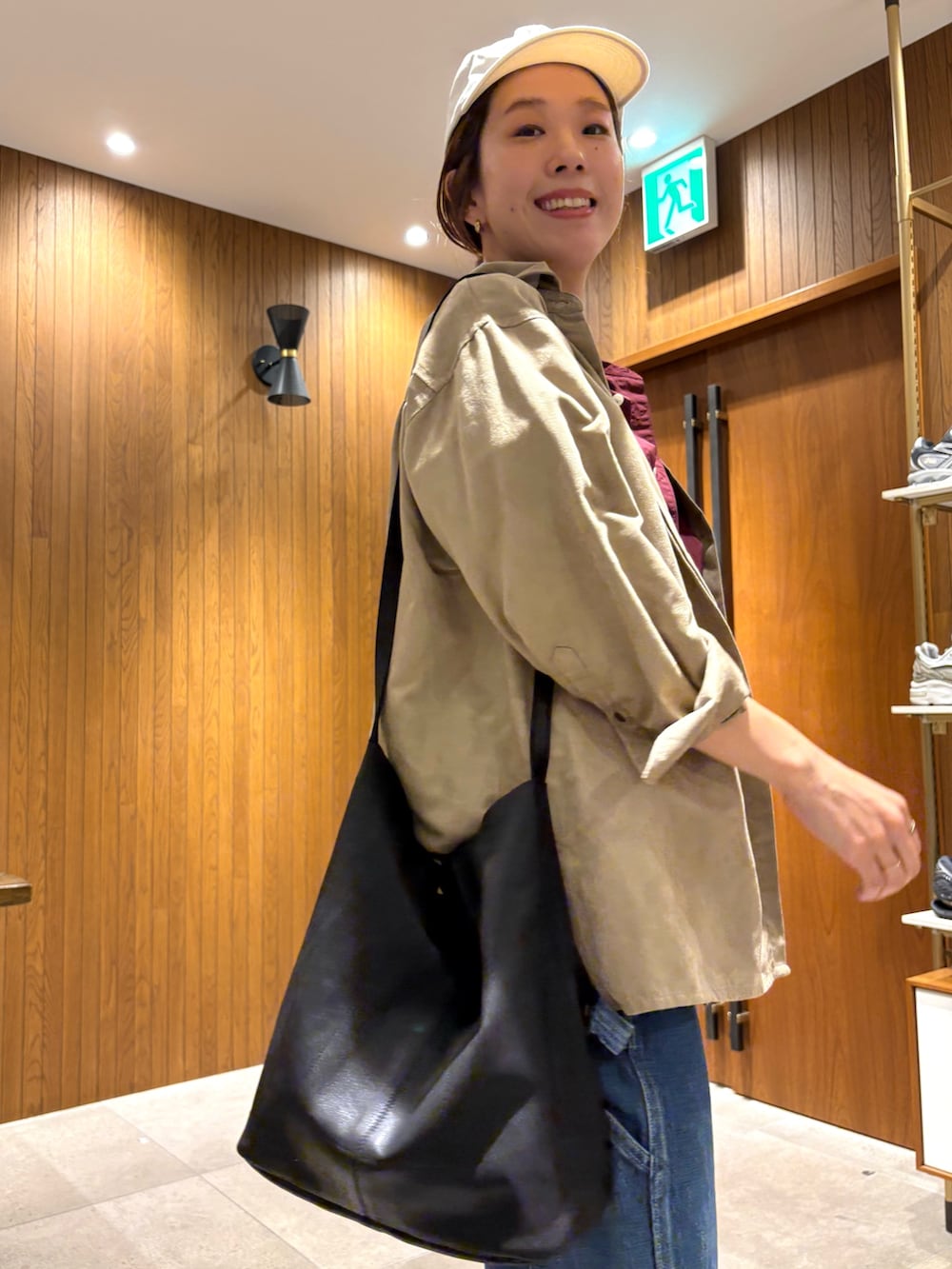 ブルー系のデニムパンツ、レッド系のシャツ/ブラウス、ブラック系のローファーを着用したレディースの夏コーディネートの7枚目の写真