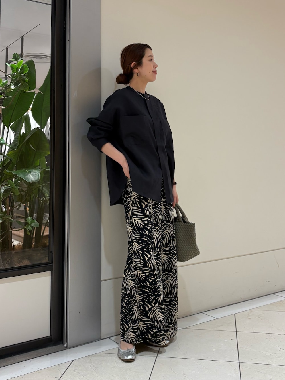 ブルー系のシャツ/ブラウス、ブラック系のその他パンツ、グリーン系のトートバッグを着用したレディースの春コーディネートの2枚目の写真