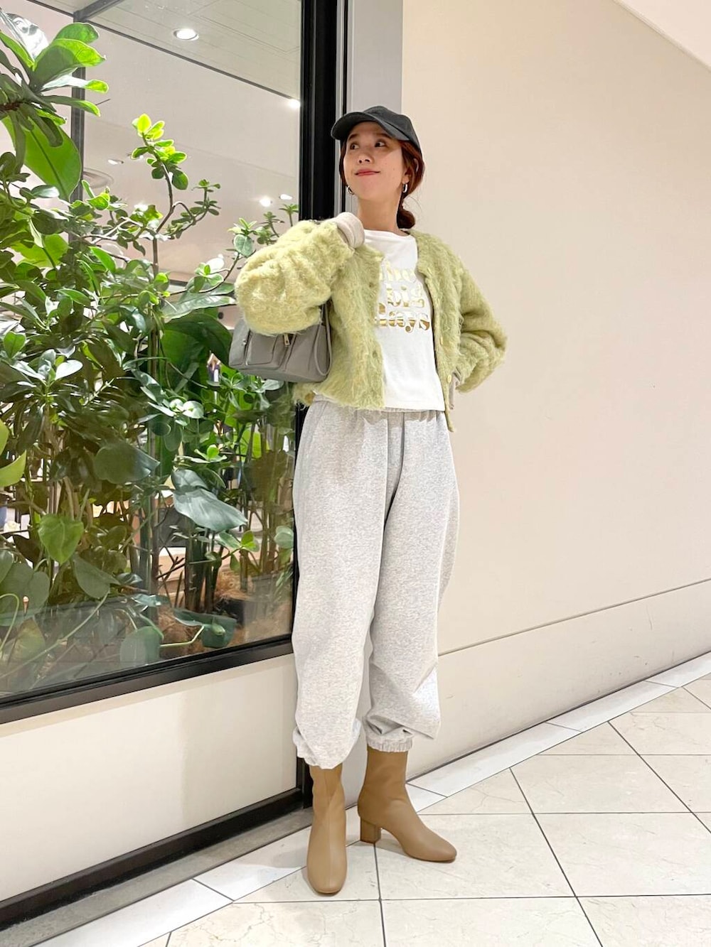 グレー系のショルダーバッグ、ベージュ系のブーツ、グレー系のその他パンツを着用したレディースの冬コーディネートの2枚目の写真