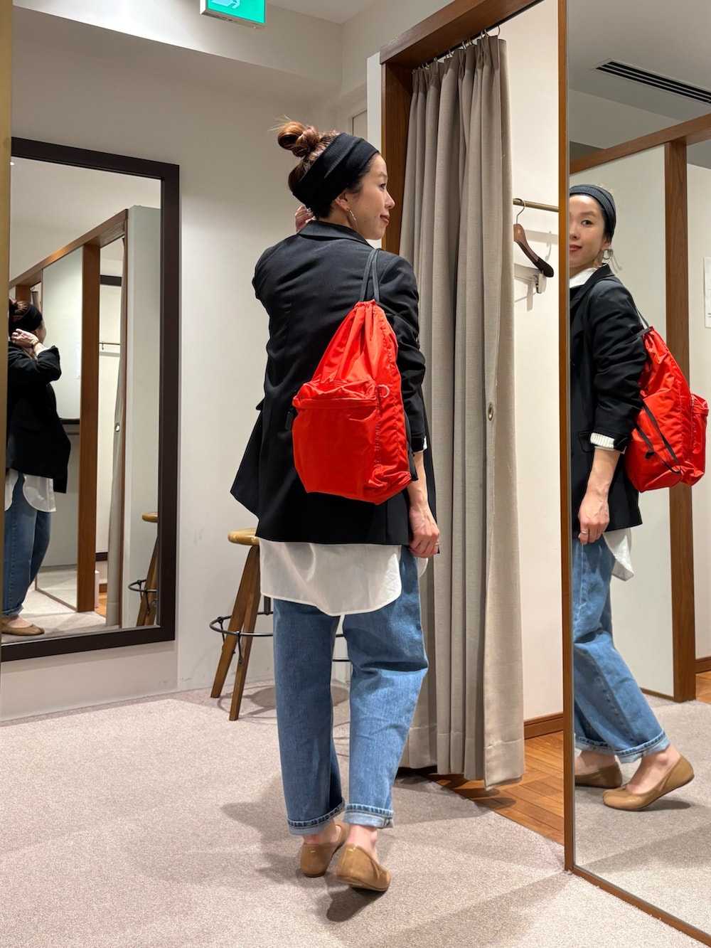 ブラック系のその他アウター、ブルー系のデニムパンツ、その他のTシャツ/カットソーを着用したレディースの春コーディネートの3枚目の写真