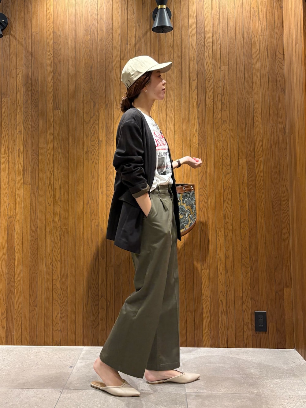 ホワイト系のTシャツ/カットソー、グリーン系のその他パンツ、その他のハンドバッグを着用したレディースの秋コーディネートの5枚目の写真