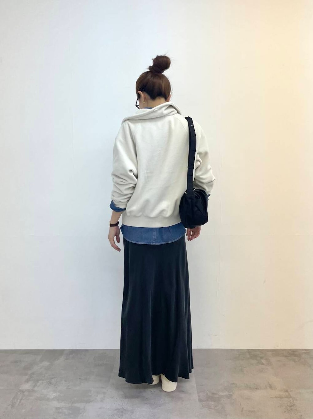 ブルー系のTシャツ/カットソー、ブラック系のダウンジャケット/コート、ホワイト系のTシャツ/カットソーを着用したレディースの冬コーディネートの5枚目の写真