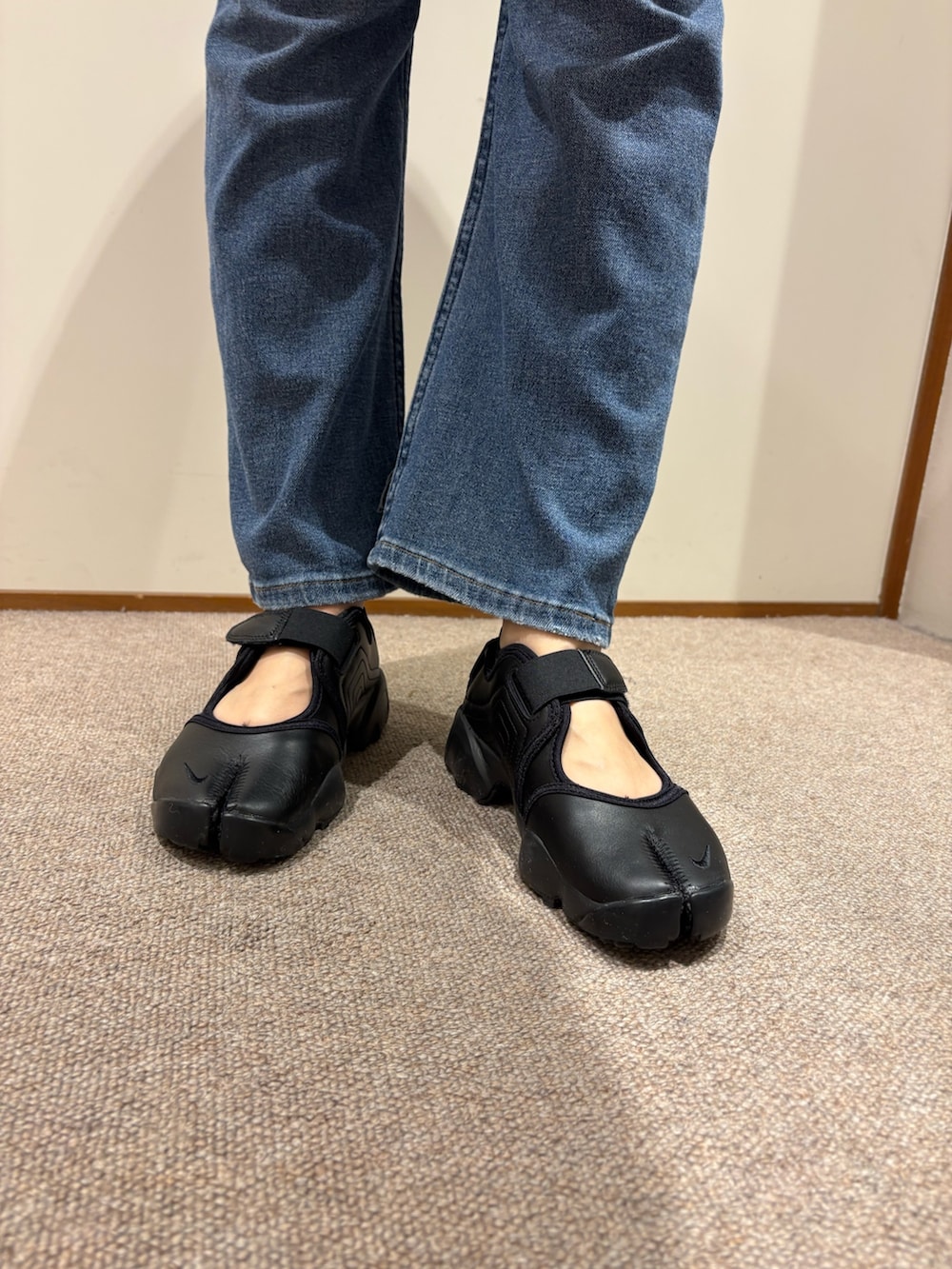 ベージュ系のその他アウター、ホワイト系のキャミソール、その他のTシャツ/カットソーを着用したレディースの春コーディネートの6枚目の写真