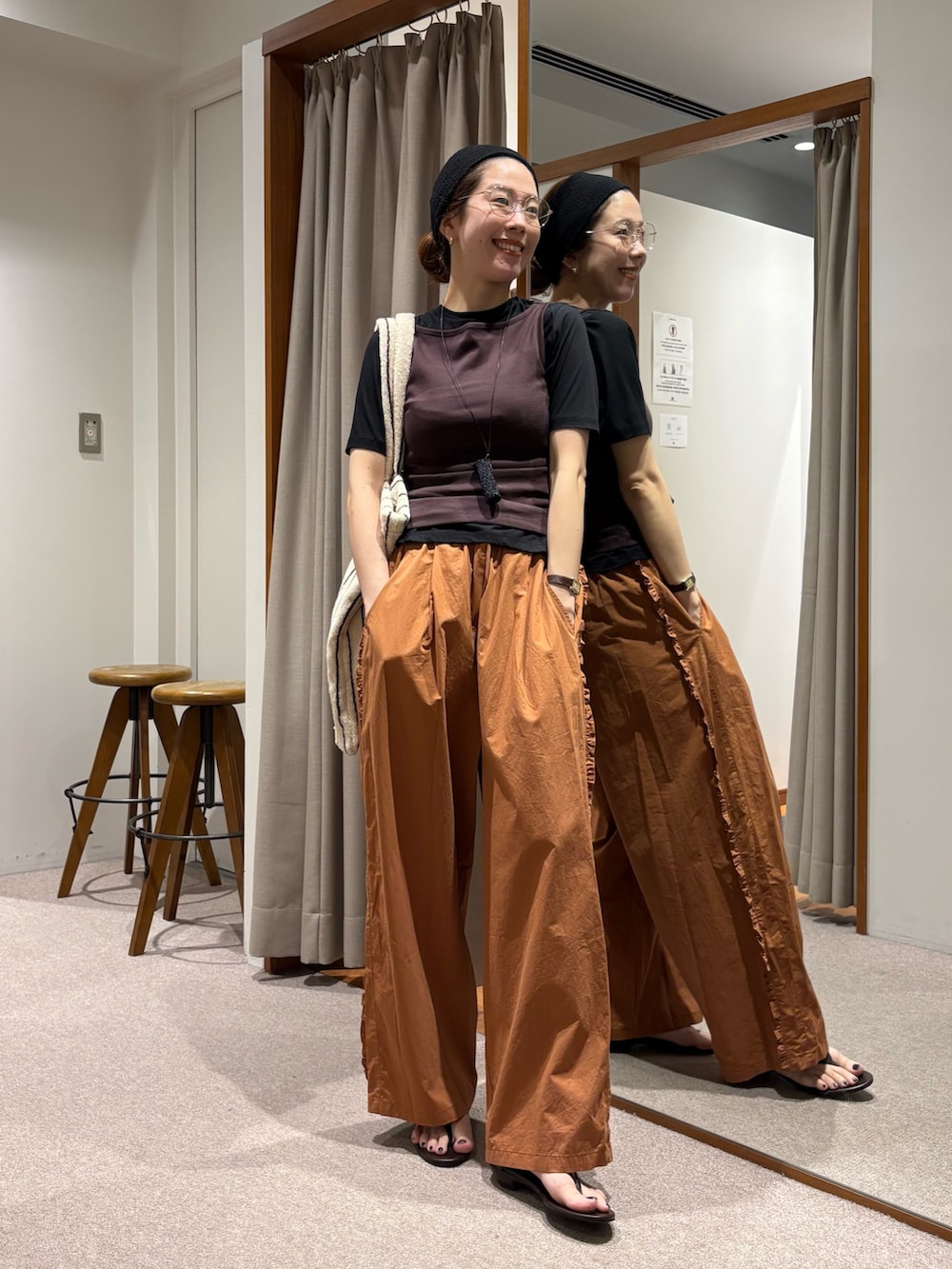 ブラック系のTシャツ/カットソー、ブラウン系のその他パンツ、ホワイト系のトートバッグを着用したレディースの夏コーディネートの6枚目の写真