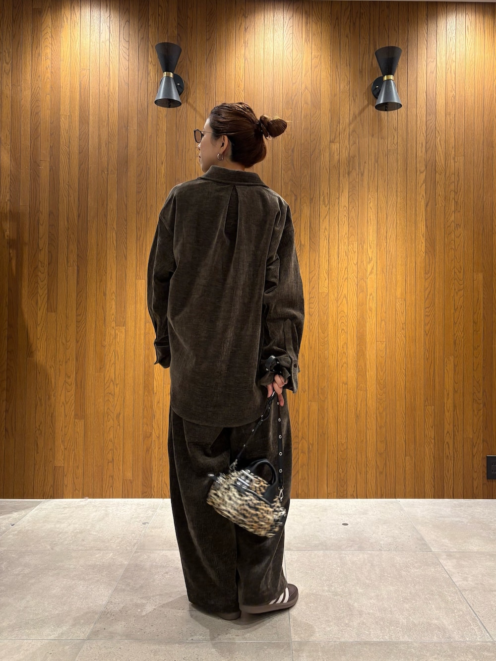 グレー系のその他パンツ、グレー系のニット/セーター、グレー系のシャツ/ブラウスを着用したレディースの秋コーディネートの3枚目の写真