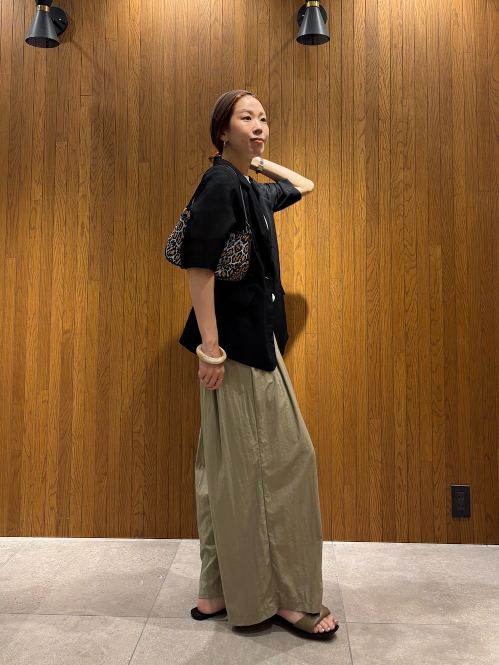 ホワイト系のTシャツ/カットソー、ホワイト系のキャミソール、ベージュ系のその他パンツを着用したレディースの夏コーディネートの7枚目の写真